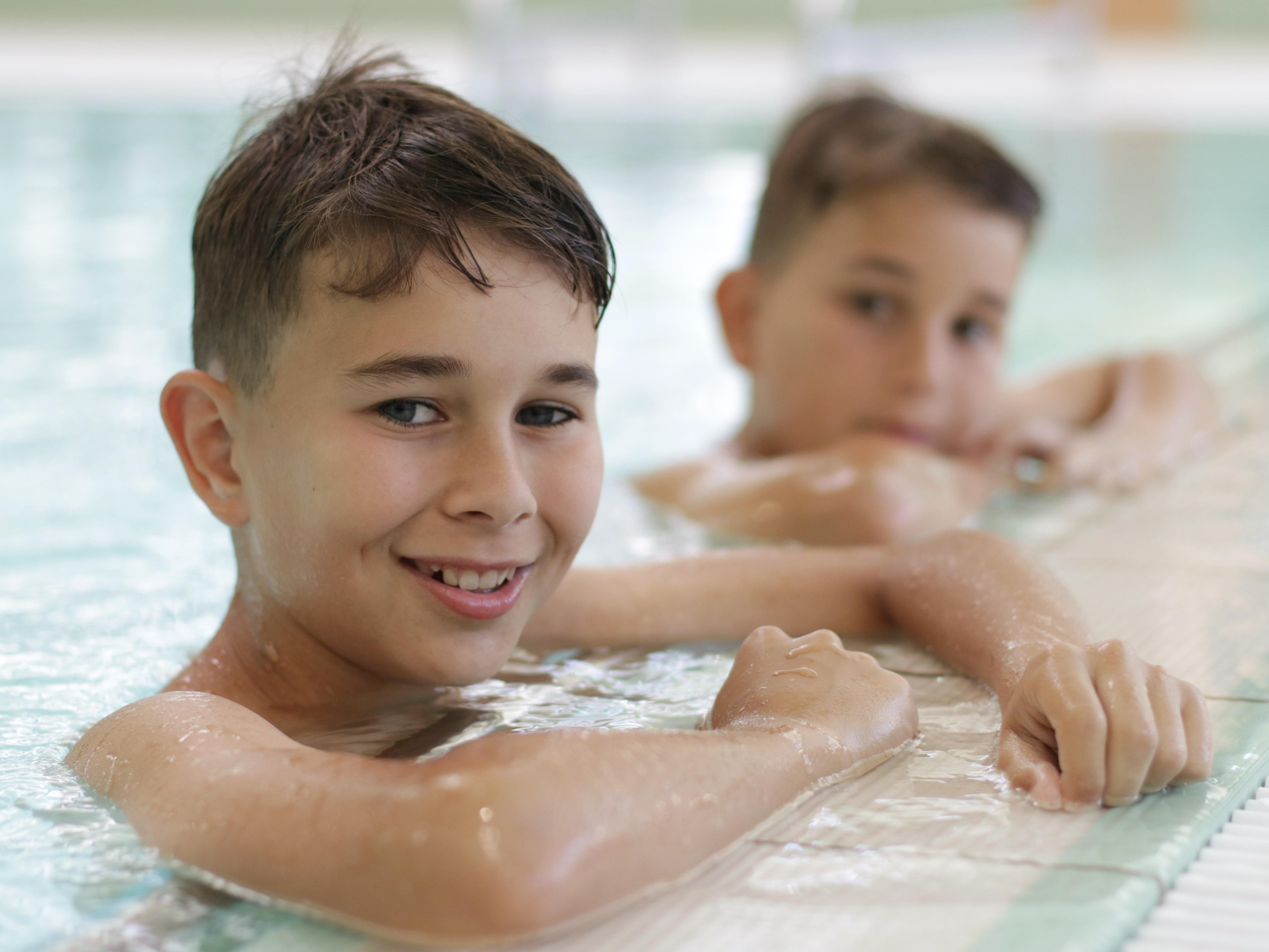 Zwei Jungs im Fitnessbecken